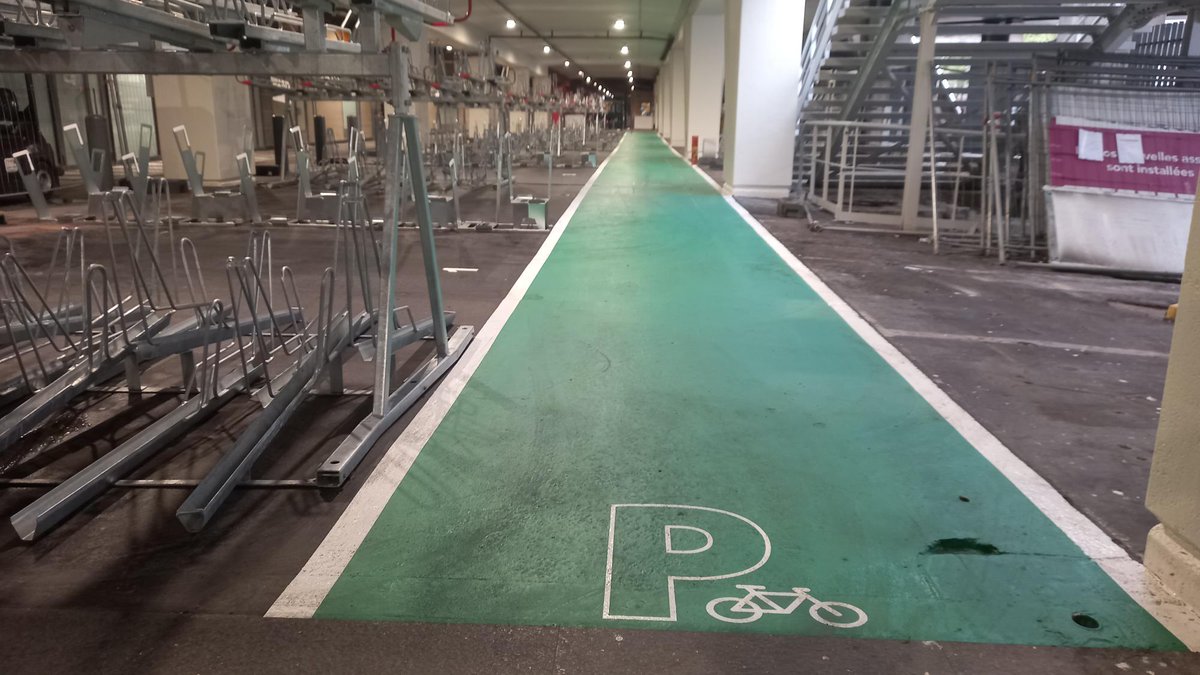 le futur #parkingvélo provisoire de la #GaredeLyon prend forme, il aura 408 places, proposera différents mobiliers pour différents types de vélos, peintures refaites à neuf, pompe et totem de réparation... temporaire mais qualitatif !