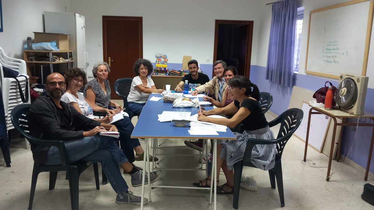 economia_social's tweet photo. #AulaEnergíaCooperativa
En la fase de sesiones en Comunidad, jornada de trabajo facilitada por el equipo del programa con @TorreblancaIlumina, para identificar los retos que tiene la CE y definir los próximos pasos en su hoja de ruta
#Prototipando 
Con apoyo @EmpleoJunta #DGES https://t.co/TaDbPiF9Cu