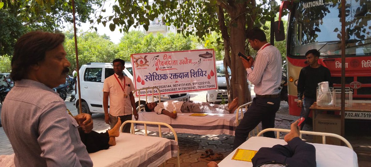 rajputyuvraj111's tweet photo. आयुर्वेद चिकित्सा महाविद्यालय उज्जैन के छात्रों ने चार सूत्रीय मांगों के लिए हो रही क्रमिक भूख हडताल के चलते रक्त दान शिविर का आयोजन किया
#रक्तदान शिविर 🩸
#Healersneedhealing
#Stipendlessthandailywages #delayeddegreedelayedprogress #आयुर्वेदकाडूबताभविष्य https://t.co/AAqUge2Tu9