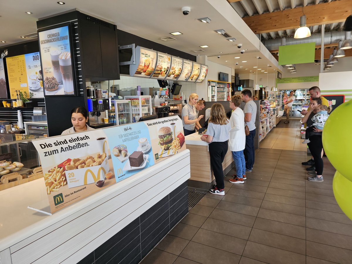 Alleen maar Mckroket met vlees hier in dit duitse wegrestaurant. Ik ga maar eens met dienbladen gooien.  😉