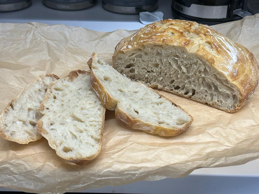 brandanddeliver's tweet image. Feast your eyes on this delicious homemade sourdough loaf, made with lots of patience and love ! Thanks Hayley, it was yummy !! 🍞👩‍🍳

#bakingfromscratch #gratitude #sourdoughmasterclass #breadboss #homemadebread