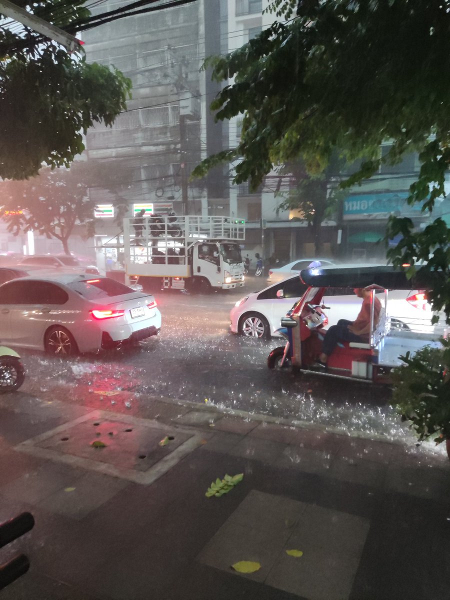 Nitiphan_S's tweet photo. @js100radio บรรทัดทองมุ่งหน้าแยกเพชรพระรามท่วมแล้วจ้า https://t.co/ojJ4y3Tl9d