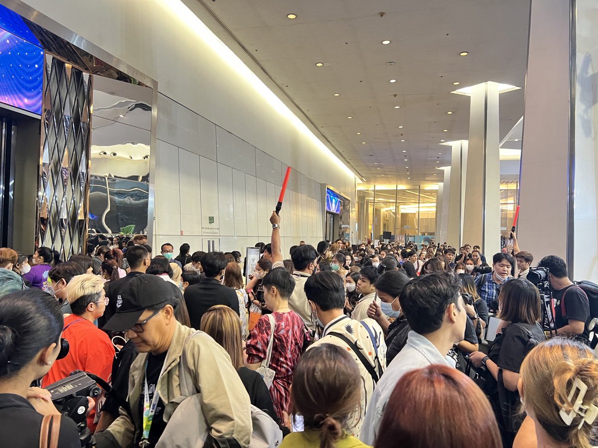 KhaosodEnglish's tweet photo. BREAKING: Shooting incident at Siam Paragon Tuesday afternoon. No casualties reported as of 4.50pm but many fled the mall. PM Srettha and new police chief heading there.This is a developing story. #Bangkok #Thailand
#พารากอน #siamparsgon https://t.co/0HjqxDqaMc