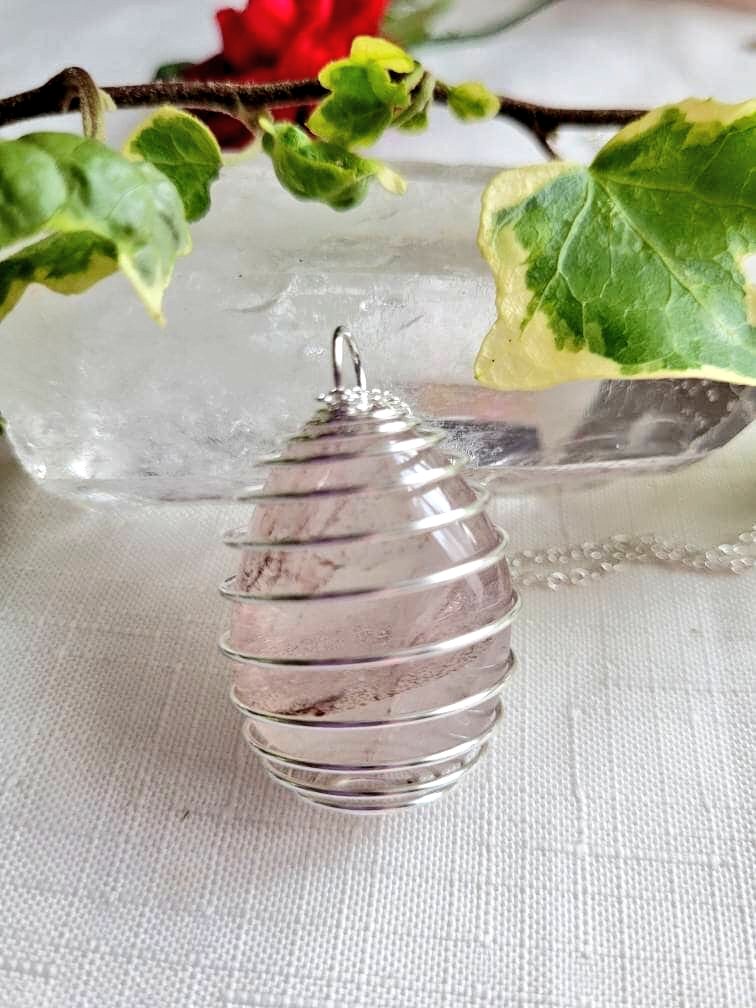 Tourmalinated Quartz is said to help balance and harmonize the body and mind. It may aid in releasing any negative thought patterns or energy blockages. #MHHSBD #UKGiftAM #ukmakers #jewellery #etsygifts #crystals #ukgifts #tourmalinatedquartz campbellmcgregor.etsy.com/listing/117820…