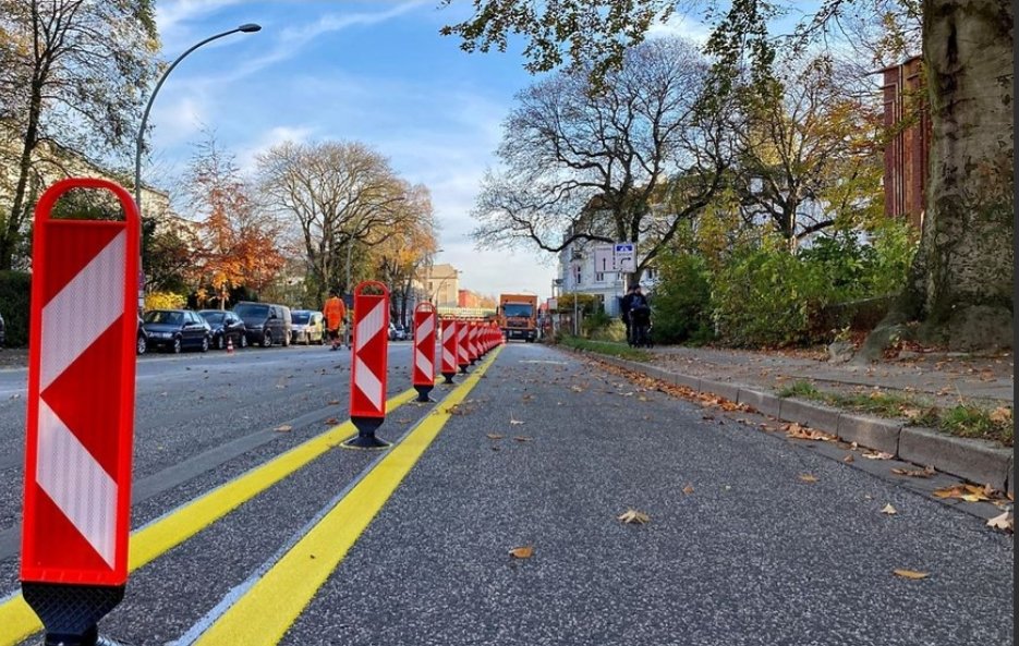 Heute machen wir #Parents4Future zusammen mit dem <a href="/ADFC_Hamburg/">@ADFC_Hamburg@norden.social</a> anlässlich des #TagDerDeutschenEinheit eine #Popupbikelane auf der Lobardsbrücke und informieren über Klimafakten. Kommt vorbei!
#Verkehrswende
#Mobilitätswende