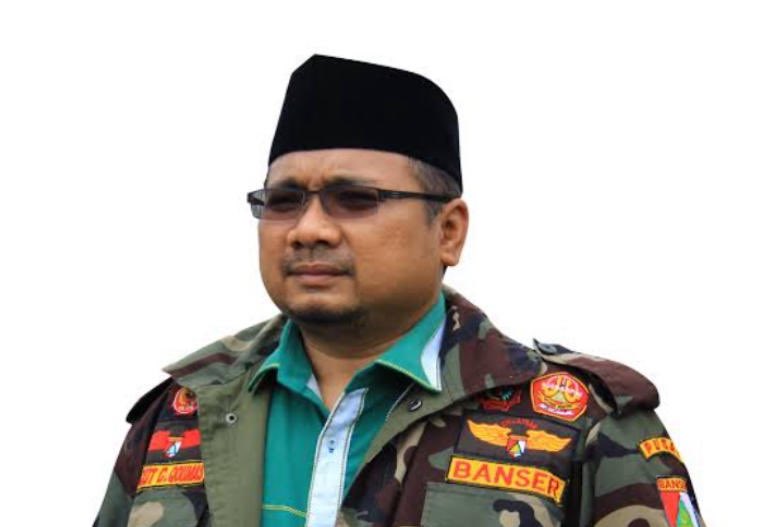 KakekHalal's tweet photo. Pilkada DKI Jakarta 2017 Jangan Sampai Terulang Untuk Pilpres 2024

Jangan sampai politik identitas pada Pilkada DKI 2017 terulang lagi di Pilpres tahun 2024. Pada pilpres 2024 seharusnya mengusung identitas bangsa Indonesia yang plural, majemuk, berbagai suku, agama, bahasa dan budaya yang berbeda-beda. Indonesia yang besar ini tidak dibangun dengan identitas tertentu saja.

Kita sebagai warga negara, selalu ingat bahwa bangsa Indonesia dibangun oleh para pendiri bangsa dengan mengedepankan kemajemukan, banyak suku, agama dan kebudayaan. Bangsa Indonesia dibangun atas kemajemukan dan pluralisme.

Jangan sampai praktek politik identitas Pilkada 2017 terulang lagi pada pilpres 2024. Rakyat Indonesia sudah cerdas, biarlah Jakarta saja yang kena imbas dipimpin oleh gubernur dari hasil pilkada dengan nuansa politik identitas, jangan Indonesia.

Indonesia dihuni oleh kemajemukan dan pluralisme agama, suku bangsa, budaya, bahasa dan lain sebagainya. Kalau ada capres dan cawapres yang menggunakan politik identitas untuk tujuan politiknya tidak usah dipilih saja.

Pernyataan Menteri Agama Gus Yaqut Cholil Qoumas, yang menyebut jangan pilih capres yang mempolitisasi agama saat pemilu ya wajar saja. Karena Gus Yaqut memberikan pendidikan berpolitik bagi masyarakat. Yaitu politik yang mengusung identitas bangsa Indonesia yang plural, majemuk, berbagai suku, agama, bahasa dan budaya yang berbeda-beda.

Gus Yaqut mengingatkan agar masyarakat tidak memilih calon pemimpin yang menggunakan agama sebagai kepentingan politik. Hal tersebut disampaikan oleh Menteri Agama saat memberikan sambutan pada acara doa bersama Wahana Nagara Rahaja bersama umat Buddha di Hotel Alila, Solo Jum'at (29/9/2023).

Kalau ada capres atau pihak lain yang tersinggung dengan ucapan Gus Yaqut ya mulai menata diri. Bahwa bangsa Indonesia adalah majemuk dan plural.