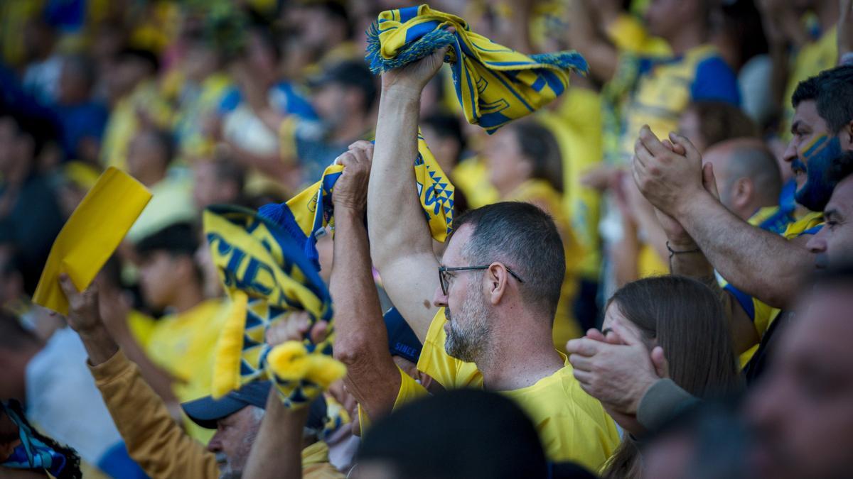 miguejs98's tweet image. 🐥🚨 5 hombres agredieron a dos aficionados del Celta a la salida del partido.

El padre acudió al Negrín con una herida abierta en el pómulo y hematomas en piernas y pecho.
El hijo, escapó corriendo.

Ya están identificados por la Policía.

NUNCA MÁS AL ESTADIO @UDLP_Oficial.