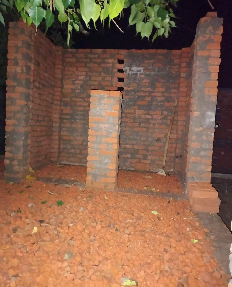 JAVEDANSARI_JAM's tweet image. ब्लाक रसड़ा क्षेत्र के अंतर्गत एक ग्राम सभा मे हनुमान जी का मंदिर बन रहा है, स्थानीय लोगो ने याद किया, कुछ व्यस्तता के कारण कुछ देर लगा पर वहां पहुच अपने यथाशक्ति जितना भी ऊपर वाले ने मुझे दिया है दिल खोल कर हमने उस निर्माणधीन मंदिर में आर्थिक सहयोग किया। आप सभी के आशीर्वाद का...