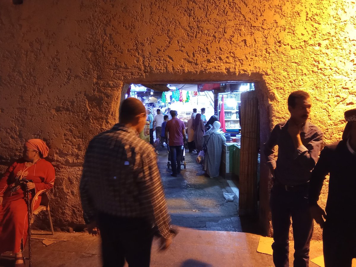 Viaje al interior pasando por Marruecos. 
5. Uxda
La gran ciudad del noroeste del país, cerca de Argelia. La Uxda moderna es ordenada, limpia, elegante y tranquila. La zona de la medina, caótica, viva. Vibrante de noche
 #Marruecos 
#Uxda 
#librodeviajes
#fotos
#vida
#felicidad