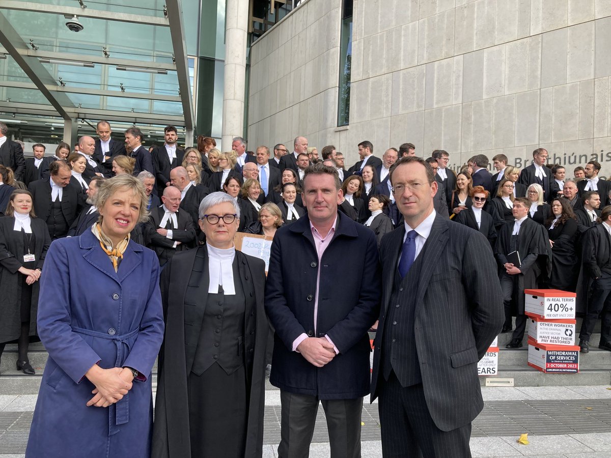 With ⁦@AodhanORiordain⁩  @labour to show support outside the CCJ today for the #FairisFair campaign for restoration of #criminallegalaid rates @TheBarofIreland @LawSocIreland @KingsInns ⁦@ICCLtweet⁩