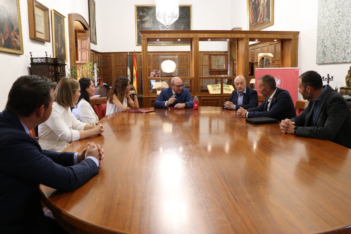 CanalUGR's tweet photo. 🫱🏽‍🫲🏻 La #UGR y @cajasur impulsan su colaboración en los ámbitos de la gestión, la investigación y la transferencia a través de la firma de dos nuevos convenios para beneficiar a la comunidad universitaria y financiar becas del programa Inncuba

ℹ️ https://t.co/RkMYAE1Nem https://t.co/VhcmxHdIFb