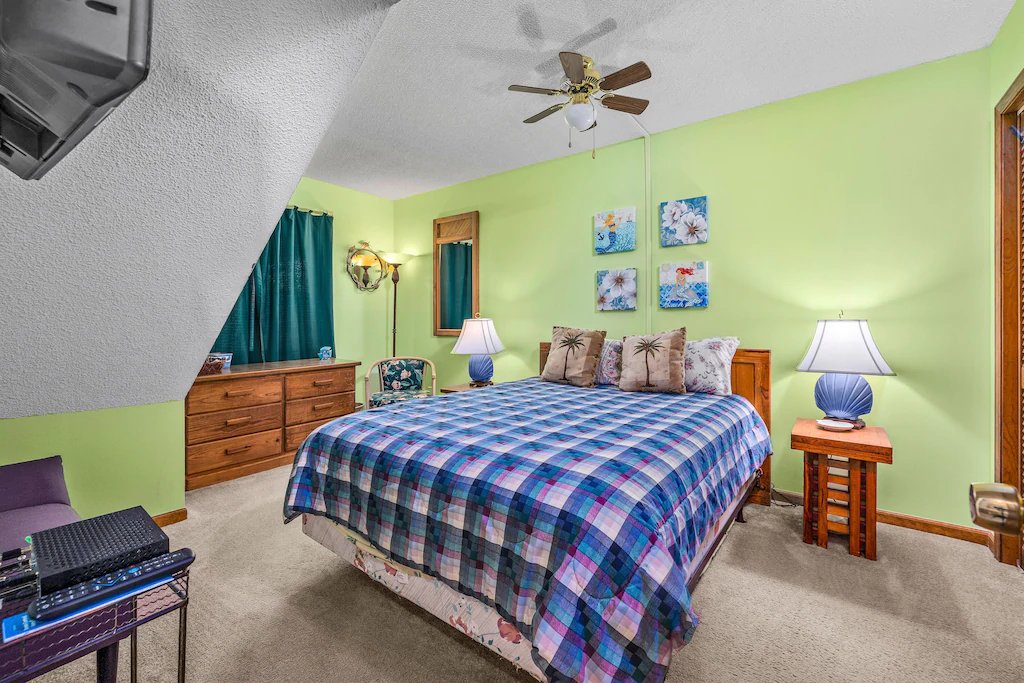 VacationBOwners's tweet photo. Kid-friendly vacation condo rentals in Myrtle Beach! Pet-friendly loft-style condo, 2-BR, 2 baths, sleeps 6. Top floor, 1 mile from Market Commons. Linens, Wi-Fi, we adore dogs! #FamilyGetaway #MyrtleBeachVacation #PetFriendlyCondo #VacationByOwners https://t.co/yykIyrTugj https://t.co/OLsq9KWSnx