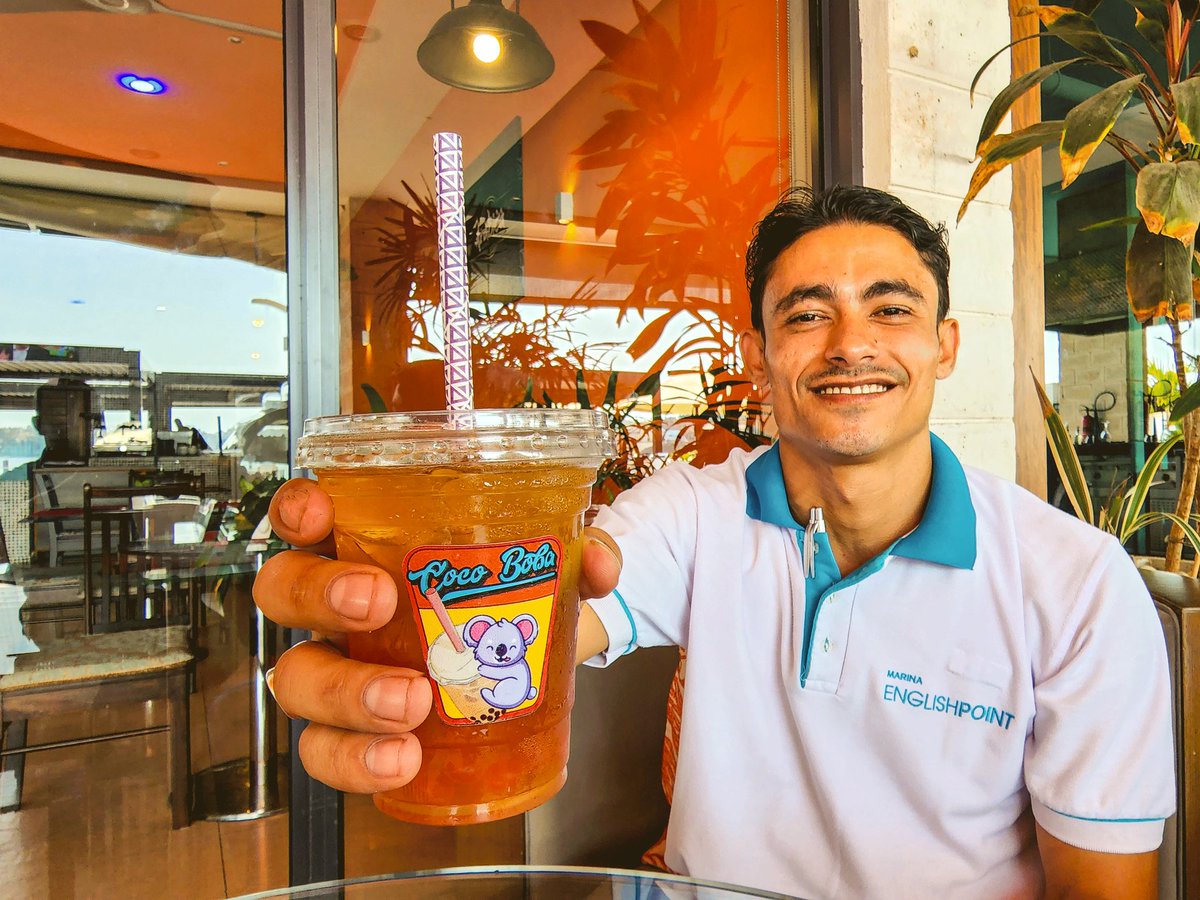 EnglishPointMSA's tweet photo. Bubble tea in one hand, ocean breeze in the other – life's simple pleasures at #EnglishPointMarina 🌴🍹 

#SeasideIndulgence  #BubbleTeaGoals #cocoboba    #bobatea #bubbletea #ArabicaRestaurant https://t.co/9gvBLOURbP