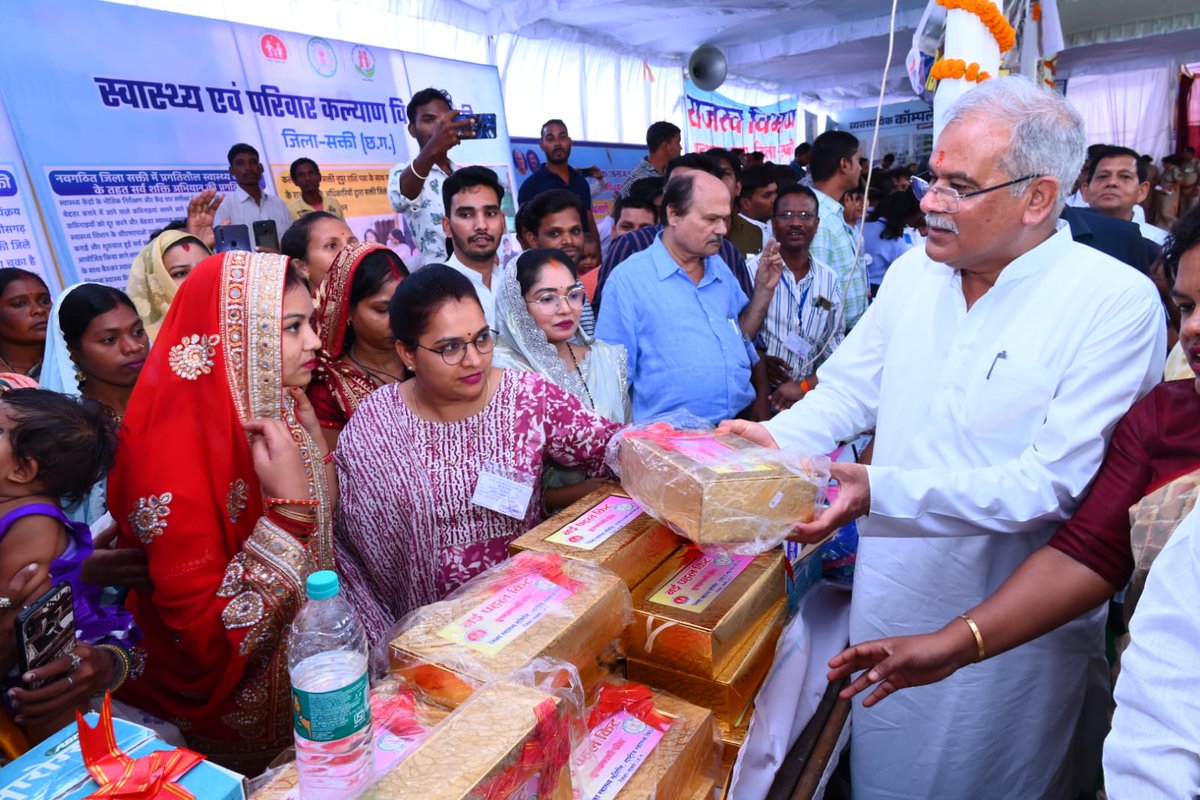 ChhattisgarhCMO's tweet photo. #सक्ती_जिले के नगर पंचायत #डभरा में आयोजित लोकार्पण एवं शिलान्यास समारोह में शामिल हुए मुख्यमंत्री श्री @bhupeshbaghel 

- जनजातीय समाज ने मांदर की थाप पर किया अपने लोकप्रिय मुख्यमंत्री का आत्मीय स्वागत।

- कार्यक्रम में श्री बघेल ने स्वास्थ्य, शिक्षा, कृषि, राजस्व एवं जनसंपर्क विभाग द्वारा लगाए गए विभिन्न विभागीय स्टॉलों का किया अवलोकन।

#छत्तीसगढ़_सरकार_भरोसे_की_सरकार #Chhattisgarh #bhupeshbaghel 
@SaktiDistrict @DrCharandas