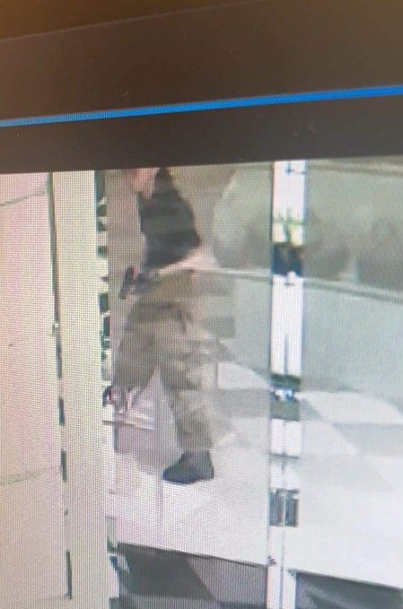 พฤติกรรมเลียนแบบ เหมือนยันชุด เป็น ชุดแบบแท็คติคอลที่ก่อเหตุกราดยิงที่ รร.มัธยมโคลัมไบน์เลย (ภาพแรก)   ขอให้ทุกคน หลบในที่ปลอดภัย ล็อกประตู อย่าไลฟ์ แสดงพิกัด งดใช้เสียง รอเจ้าหน้าที่เข้าเคลีย ขอให้ปลอดภัยทุกคน   #พารากอน #สยามพารากอน #siamparagon #กราดยิง #เศรษฐา #หุ้นไทย