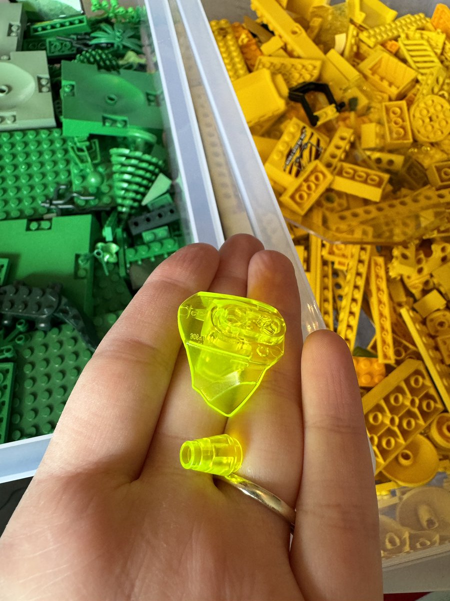 TweetAngi's tweet image. Wir sortieren das Lego vom Großen nach Farben und haben hier einen kleinen Streitpunkt: Ist das grün oder gelb?