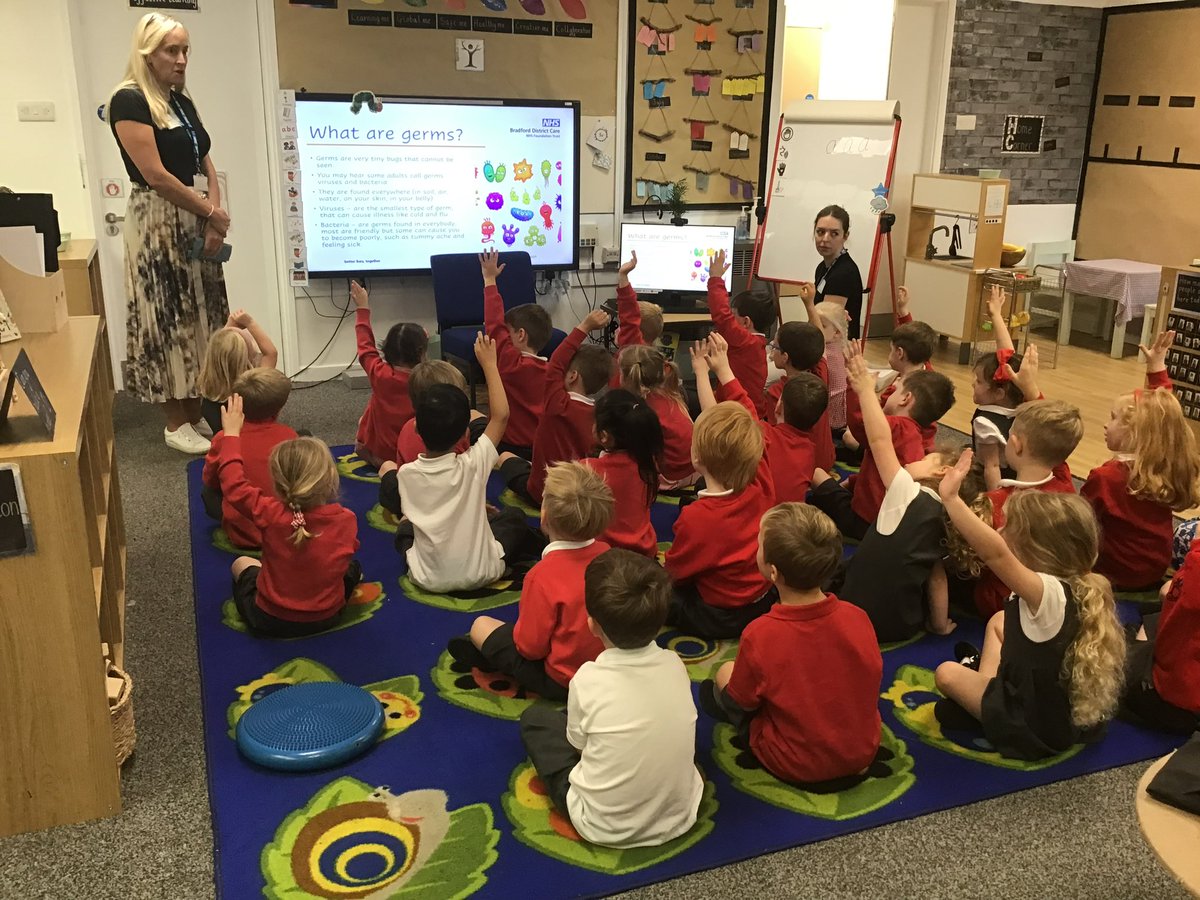 receptionbwp's tweet photo. ✋🏻🧼🤚🏻Wash your hands! ✋🏻🧼🤚🏻
We had a visit from the community nursing team to show us how to wash our hands effectively. We learnt why it was important and even learnt a new song to help us remember. #healthyme #learningme https://t.co/PyTiCjvy7t