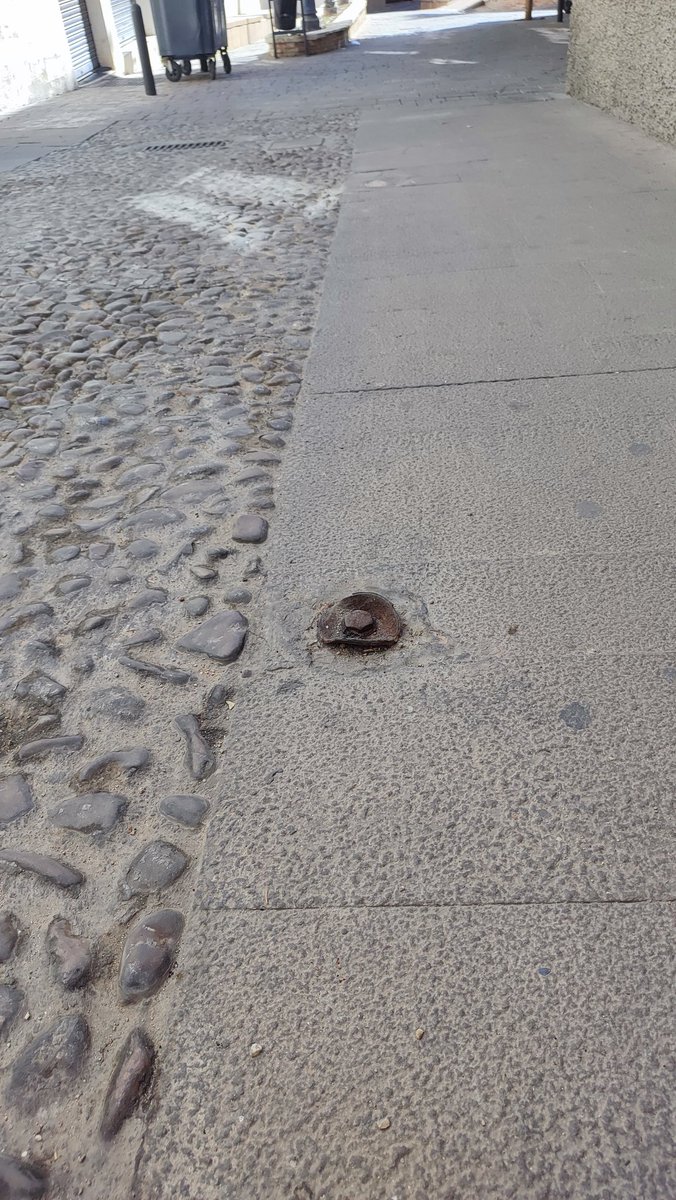 En la calle San Andrés siguen sin arreglar ese bolardo <a href="/AytoJaen/">Ayuntamiento de Jaén</a> . Ya da igual si lo reponen o no, pero al menos que lo quiten para evitar que alguien se caiga y se haga daño.