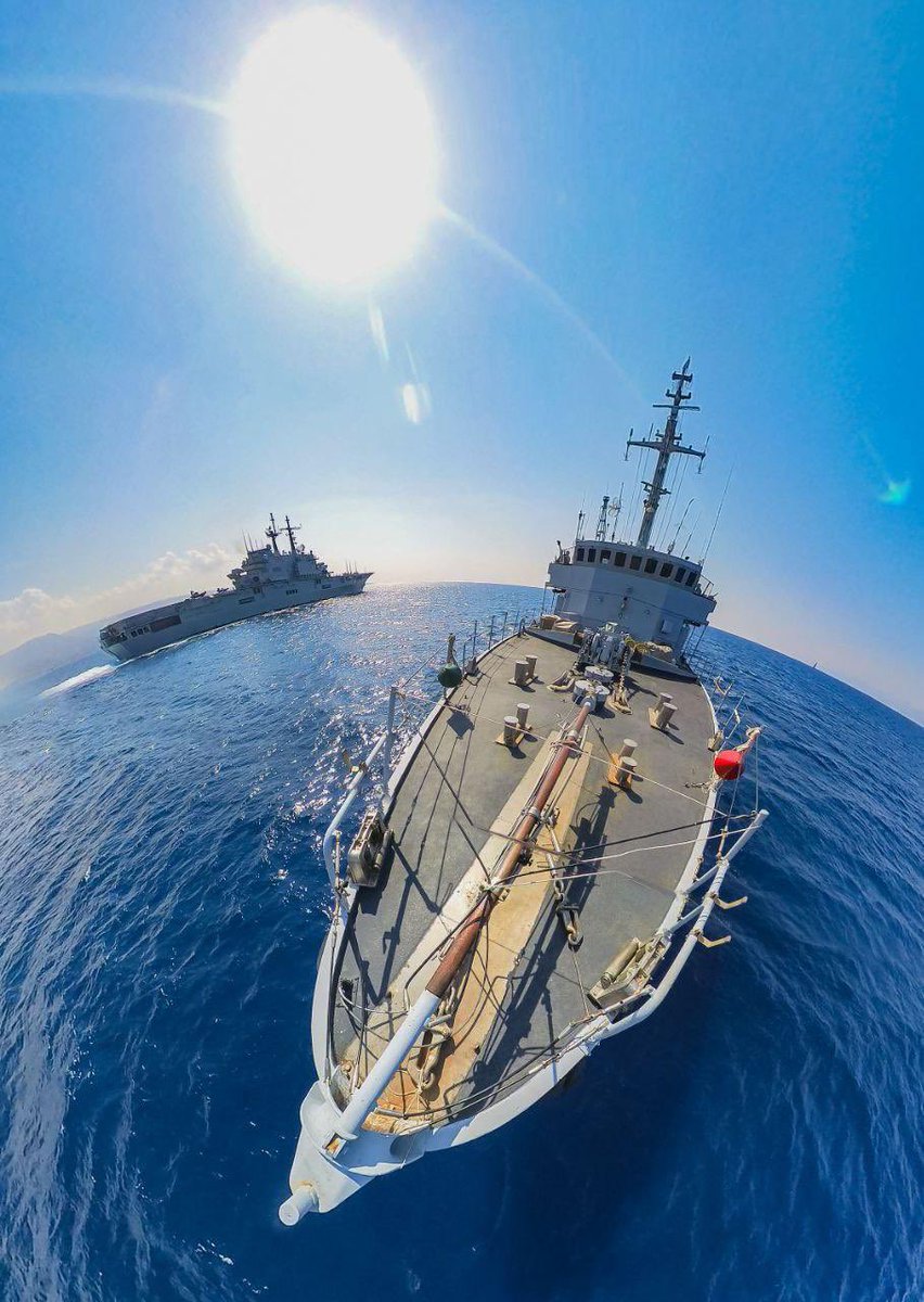 ItalianNavy's tweet photo. #OperazioneMediterraneoSicuro #naveVieste incrocia #naveGaribaldi nello stretto di Messina. Come da tradizione scambio di onori in mare. #MarinaMilitare #NoiSiamolaMarina https://t.co/t07IjbRPPz