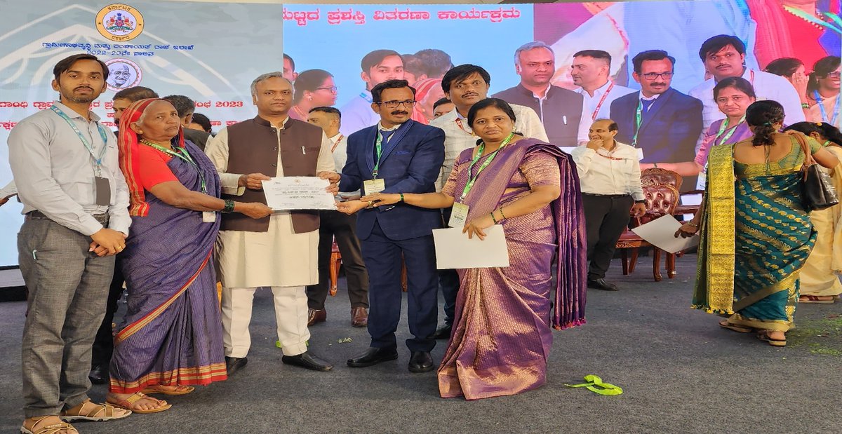 CMDharennavar's tweet photo. ಬೆಂಗಳೂರಿನ ವಿಧಾನಸೌಧ ದಲ್ಲಿ ಮಾನ್ಯ ಗ್ರಾಮೀಣಾಭಿವೃದ್ಧಿ ಮತ್ತು ಪಂಚಾಯತ್ ರಾಜ್ ಸಚಿವರಿಂದ ರಾಜ್ಯ ಮಟ್ಟದ "ಸ್ವಚ್ಚ ಸರ್ವೇಕ್ಷಣ ಗ್ರಾಮೀಣ 2023"ರ ಪ್ರಶಸ್ತಿ ಮತ್ತು "ಗಾಂಧಿ ಗ್ರಾಮ ಪ್ರಶಸ್ತಿ" ಗಳನ್ನು ಪಂಚಾಯತ ಅಭಿವೃದ್ಧಿ ಅಧಿಕಾರಿಗಳಾದ ನಾನು ಮತ್ತು ನನ್ನ ಪತ್ನಿ ಸ್ವೀಕರಿಸುತ್ತಿರುವ ಅವಿಸ್ಮರಣೀಯ ಕ್ಷಣಗಳು.@PriyankKharge #RDPR #SBMG https://t.co/3VVAOr9u8P