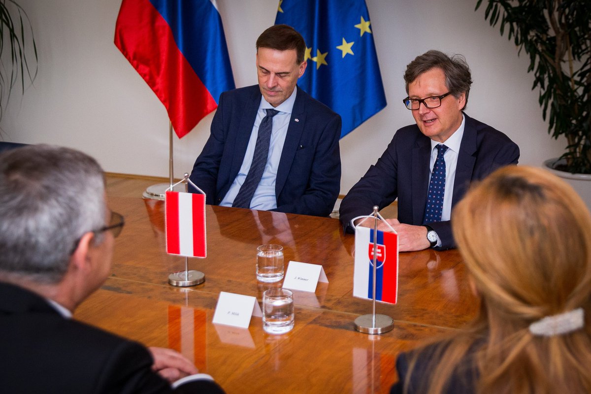 Just finished a quick chat w/ the new Ambassador of #Austria to Slovakia Dr. Johannes Wimmer on the extent of bilat Slovak/Austrian rels and on current foreign policy issues. Always good to listen to what our neighbors have to say.