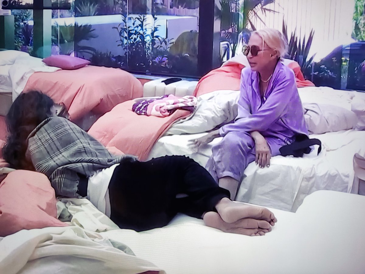 FanaticaGH7's tweet image. Laura piensa que Alex puede ser el expulsado porque Oriana como "supuestamente" 😂😂😂 tiene algo contra él, puede que sus fans le estén votando para echarlo.
Pero es que nadie piensa que puede ser Sol la expulsada?
#GHVIP3O
