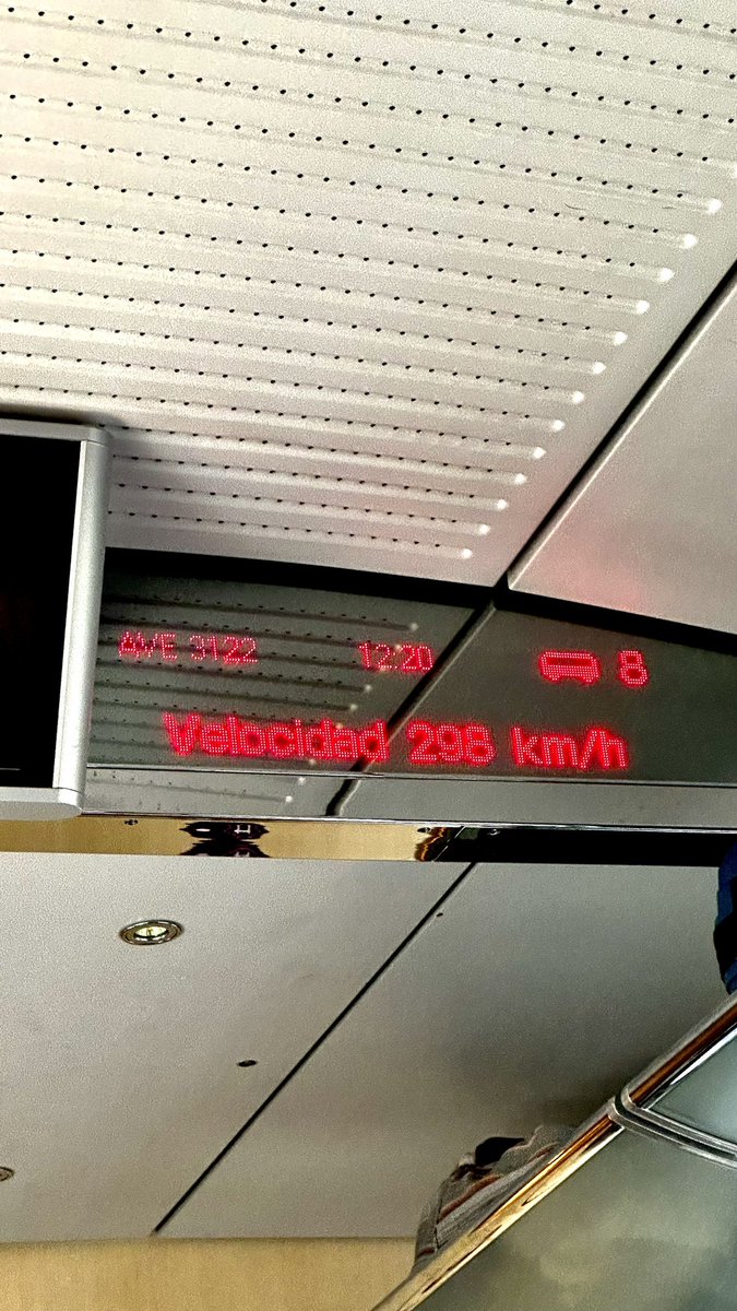 rafaelpedraza's tweet photo. 🚆🚂 yo sí corro rápido y tú no!..Lero lero 🎶 candilero 🎶 calzón de cuero 🎶🎵#trenNeoliberal https://t.co/tea1vW4IKl