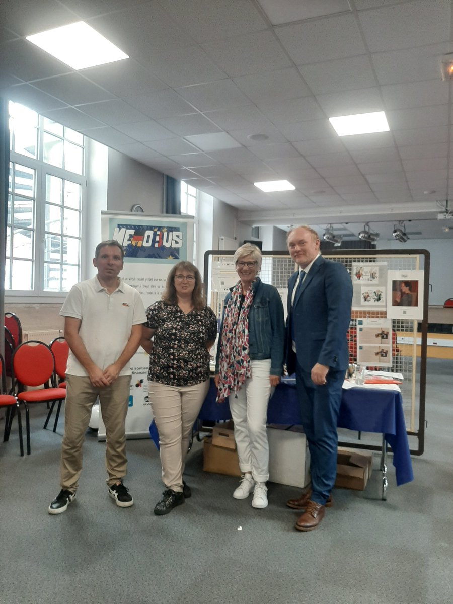 micard_sylvain's tweet photo. Un grand🙏au MEMOBUS de la FAFA🇪🇺 de s'être arrêté aujourd'hui 3 octobre 🇩🇪au lycée Dautet. Bravo aux élèves de 4ème d'Aytré pour leur exposition sur les échanges commerciaux au Moyen-âge entre Lübeck, les villes Hanséatiques et la Rochelle.👏👍🇩🇪🇨🇵 https://t.co/2gkIhG73dq