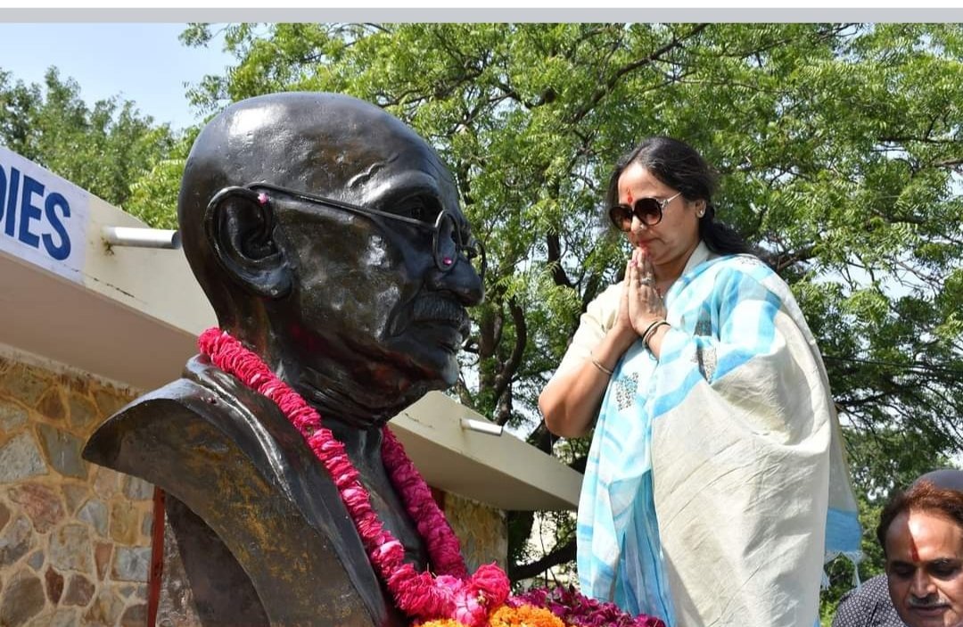 राजस्थान विश्वविद्यालय में महात्मा गांधी की जयंती पर विशेष कार्यक्रम जब युद्ध के जरिए हिंसा का विशेष प्रशिक्षण तो जीवन में अहिंसा के लिए भी विशेष प्रशिक्षण की आवश्यकता-- प्रोफेसर अल्पना कटेजा कुलपति राजस्थान विश्वविद्यालय