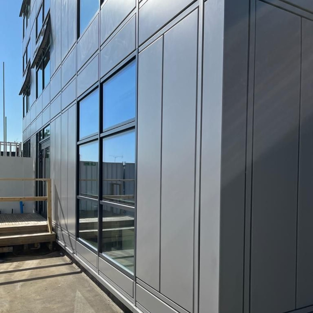 reconaluk's tweet photo. Working with a large main contractor, #Reconal has supplied a bespoke solution to this  existing building for a high-profile office building in Southern England. 

We've used @ReynaersAlu curtain wall system and structurally glazed windows for this key client. 

#construction https://t.co/F0oP7TPSlv