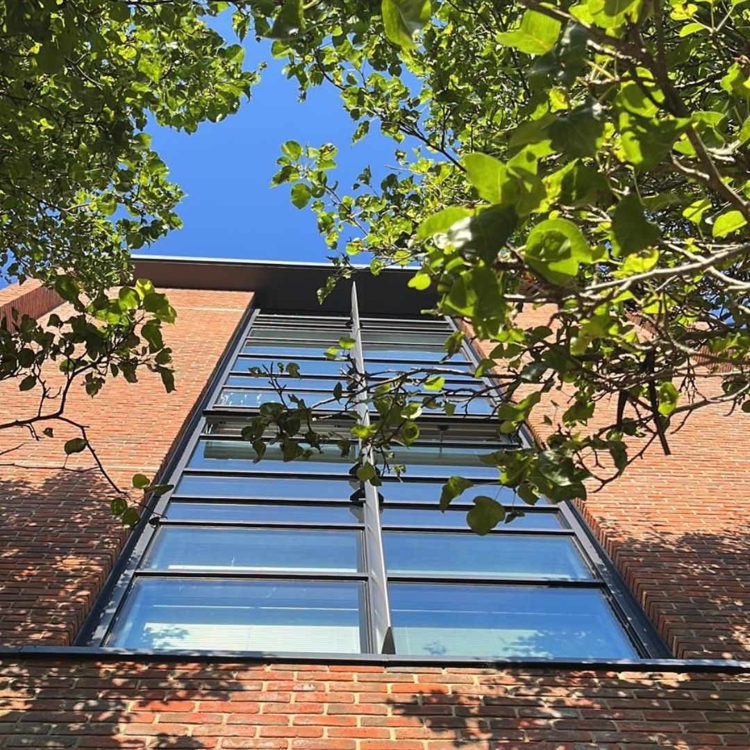 reconaluk's tweet photo. Working with a large main contractor, #Reconal has supplied a bespoke solution to this  existing building for a high-profile office building in Southern England. 

We've used @ReynaersAlu curtain wall system and structurally glazed windows for this key client. 

#construction https://t.co/F0oP7TPSlv