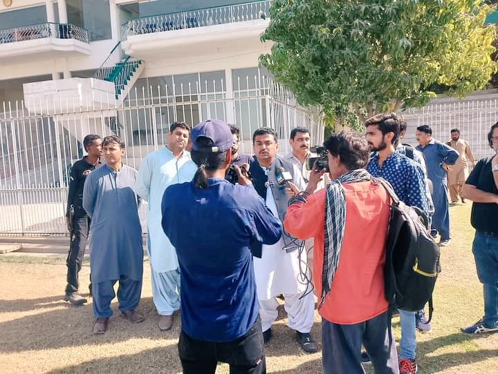 AsgharAliS786's tweet photo. #Mayor Hyderabd @KashifShoroPPP Sb Every Day Hard work today visit at #Niaz #stadiam HYD.
@BBhuttoZardari @jamkhanshoro https://t.co/xmRd8KGZPT