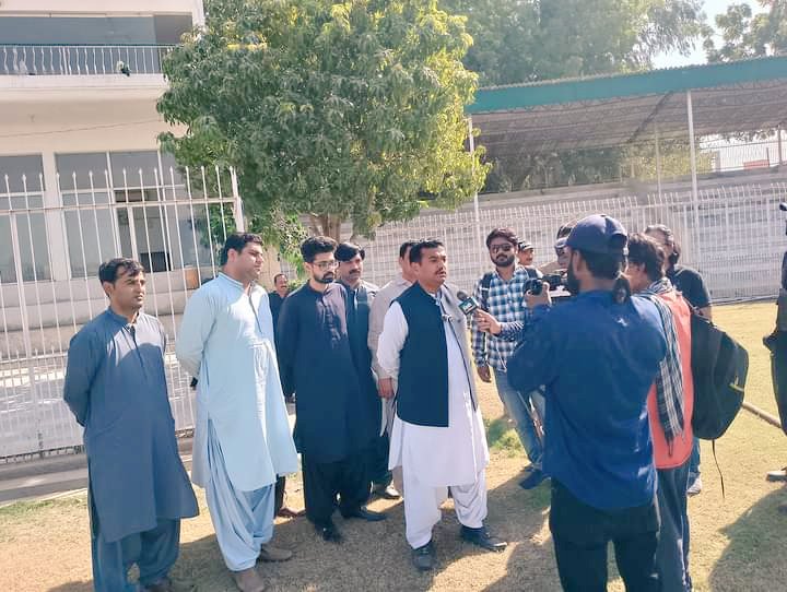 AsgharAliS786's tweet photo. #Mayor Hyderabd @KashifShoroPPP Sb Every Day Hard work today visit at #Niaz #stadiam HYD.
@BBhuttoZardari @jamkhanshoro https://t.co/xmRd8KGZPT