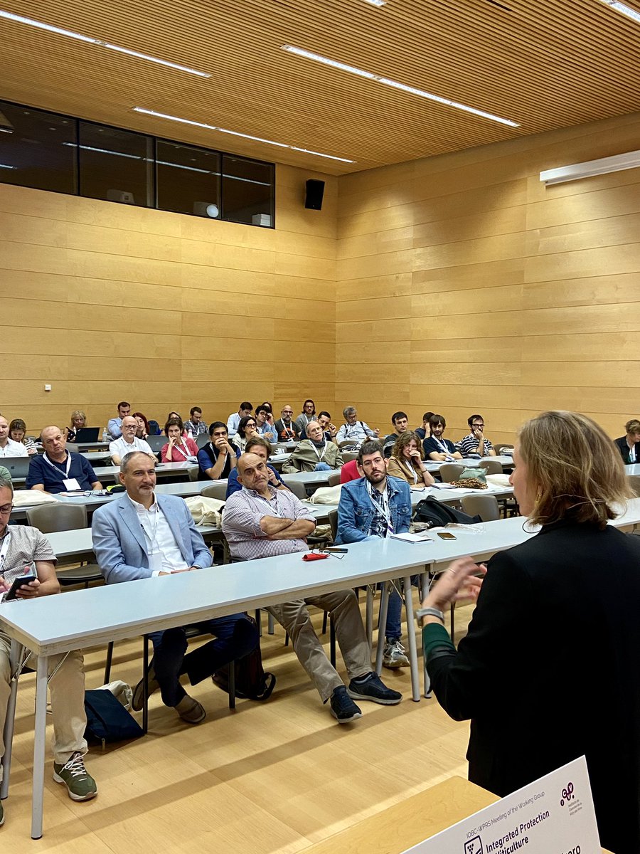 Fantastic opening conference at the #IOBC meeting WG Integrated Protection in #Viticulture by <a href="/cel_delmas/">Chloé Delmas</a> about #grapevine vulnerability to #drought and #pathogens in the context of #ClimateChange <a href="/IOBC_WPRS/">IOBC-WPRS</a> 
Logroño 🇪🇸 3-5 October