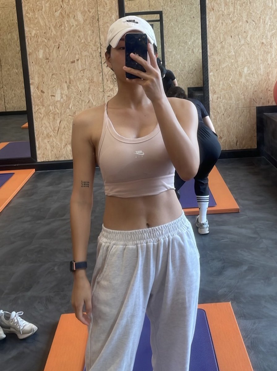 다이어트 성공 비결은 다이어트를 하지 않는 것이다. 

왼쪽은 대가리 힘 빡 주고 어금니 깨물며 기본 2시간씩 주 6회 운동 + 음식 제한 하다가 입 터져서 폭식하던 굴레로 살던 시절 / 24시간 음식 생각하느라 괴로웠음

오른쪽은 다이어트 내려두고 오로지 <행동 패턴>만 바꾸는 것에 몰두하며 1년