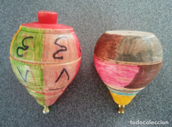 ManiaMerchand's tweet photo. Pintar las peonzas para crear efectos alucinantes al bailarlas #egb #Retro #juguetes #vintage #los80 #los90 https://t.co/qJDU9mGsn4