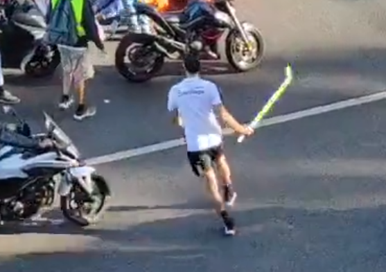 maisumcarneiro's tweet photo. This guy even brought a hockey stick.❤️ https://t.co/XLdtwe9s3g