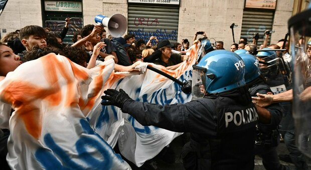 EGardini's tweet photo. A #Torino, contro #GiorgiaMeloni, sono andati in scena i soliti violenti urlatori dei centri sociali. Degli analfabeti della democrazia che nulla hanno da dire se non, in continuità con la tradizione comunista, praticare la censura. https://t.co/Q42fcJdDjN