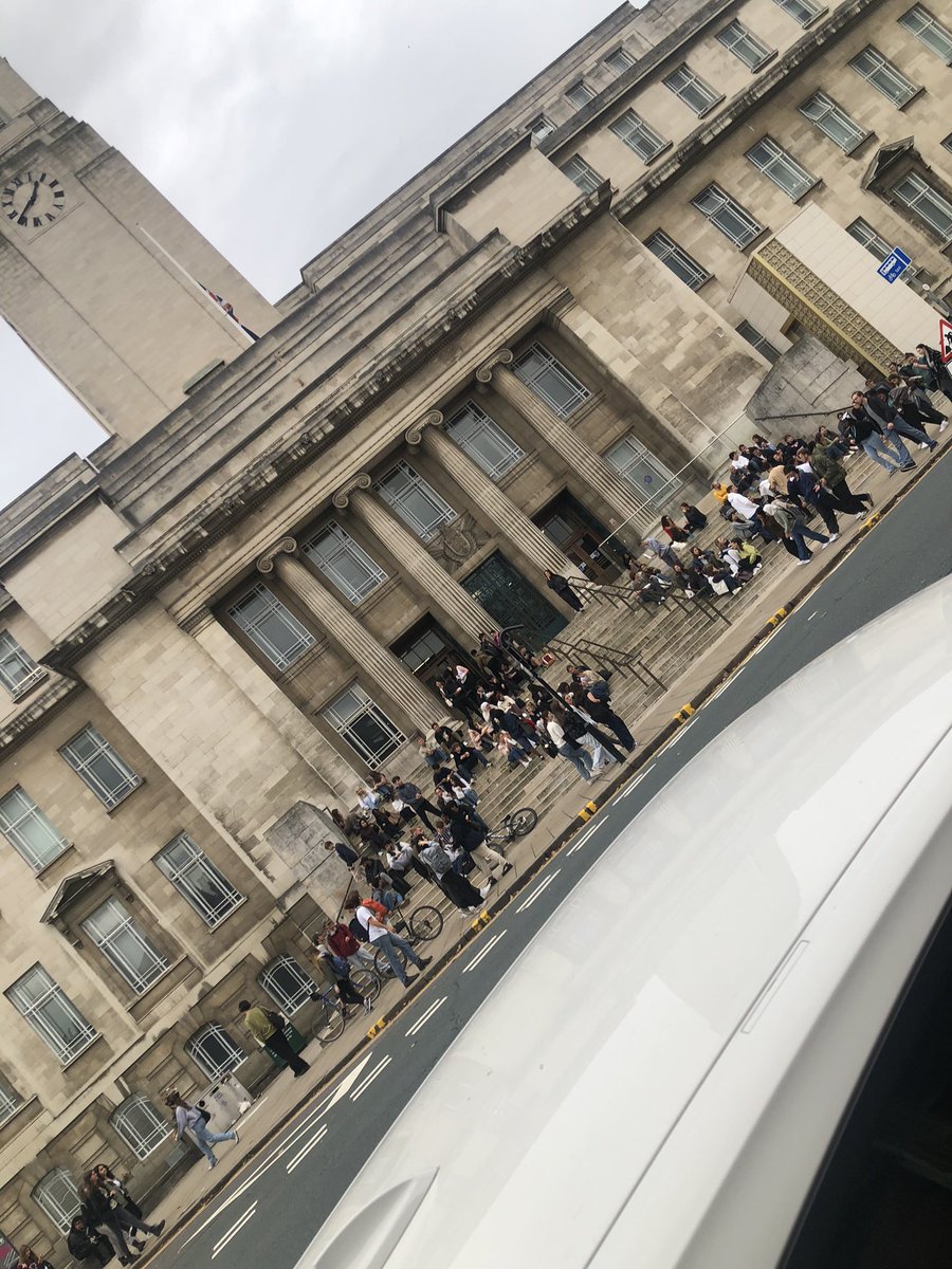 daisybel28's tweet photo. Gossip girl meets Leeds? XOXO #youcantsitwithus #themetsteps #gossipgirl https://t.co/pD0leclUNy