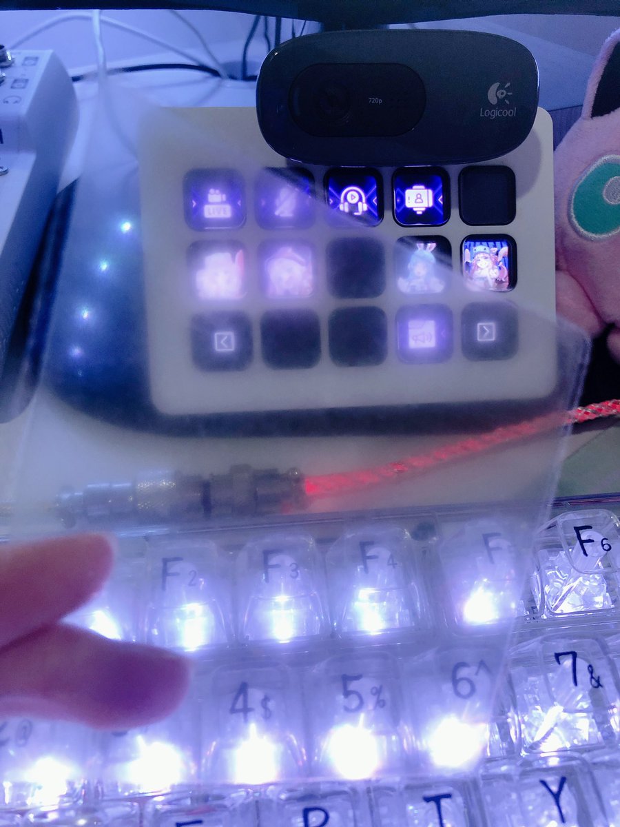 amoko_official's tweet photo. うちのstreamdeck、めっちゃ滑ってボタン押しにくいから両面テープで固定したろ！って思って裏面見てみたらフィルムついてたｗｗｗｗｗｗｗｗｗｗｗｗｗｗｗｗｗｗｗｗｗｗｗｗｗｗ剥がしたらちゃんと裏に滑り止めついてた

1年くらいずっと滑るなぁって思いながら使ってた。 https://t.co/ep2YrFUQ89