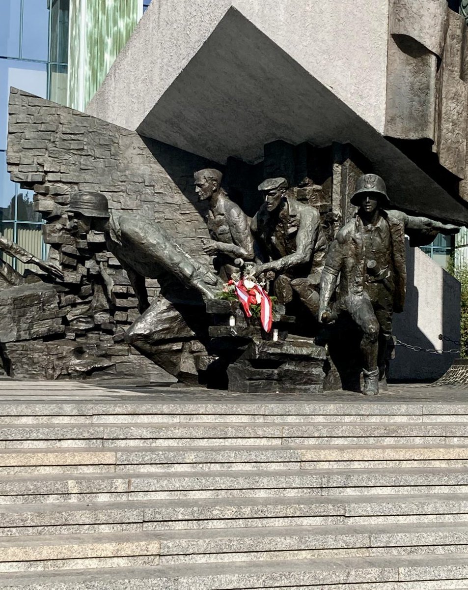 Die Bundesministerin für Justiz der Republik Österreich 🇦🇹 Alma Zadic legt Kränze am Denkmal des Warschauer Ghettos und des Warschauer Aufstands nieder.