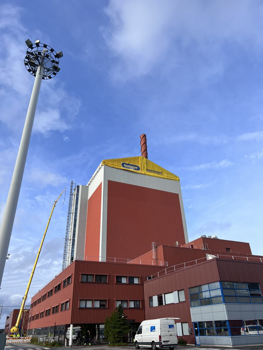 #olkiluodonarkea on kokonaisvaltainen turvallisuus, jota rakennetaan yhteistyössä monella tavalla. Yksi osa ovat johdon turvallisuuskierrokset ja tänään <a href="/marjohmustonen/">Marjo Mustonen</a> &amp; <a href="/VPNurmi/">Veli-Pekka Nurmi</a>  kanssa kävimme noin 60m korkeudessa tutustumassa OL1:n kattotyömaahan. 

#safetyfirst
#olkiluoto