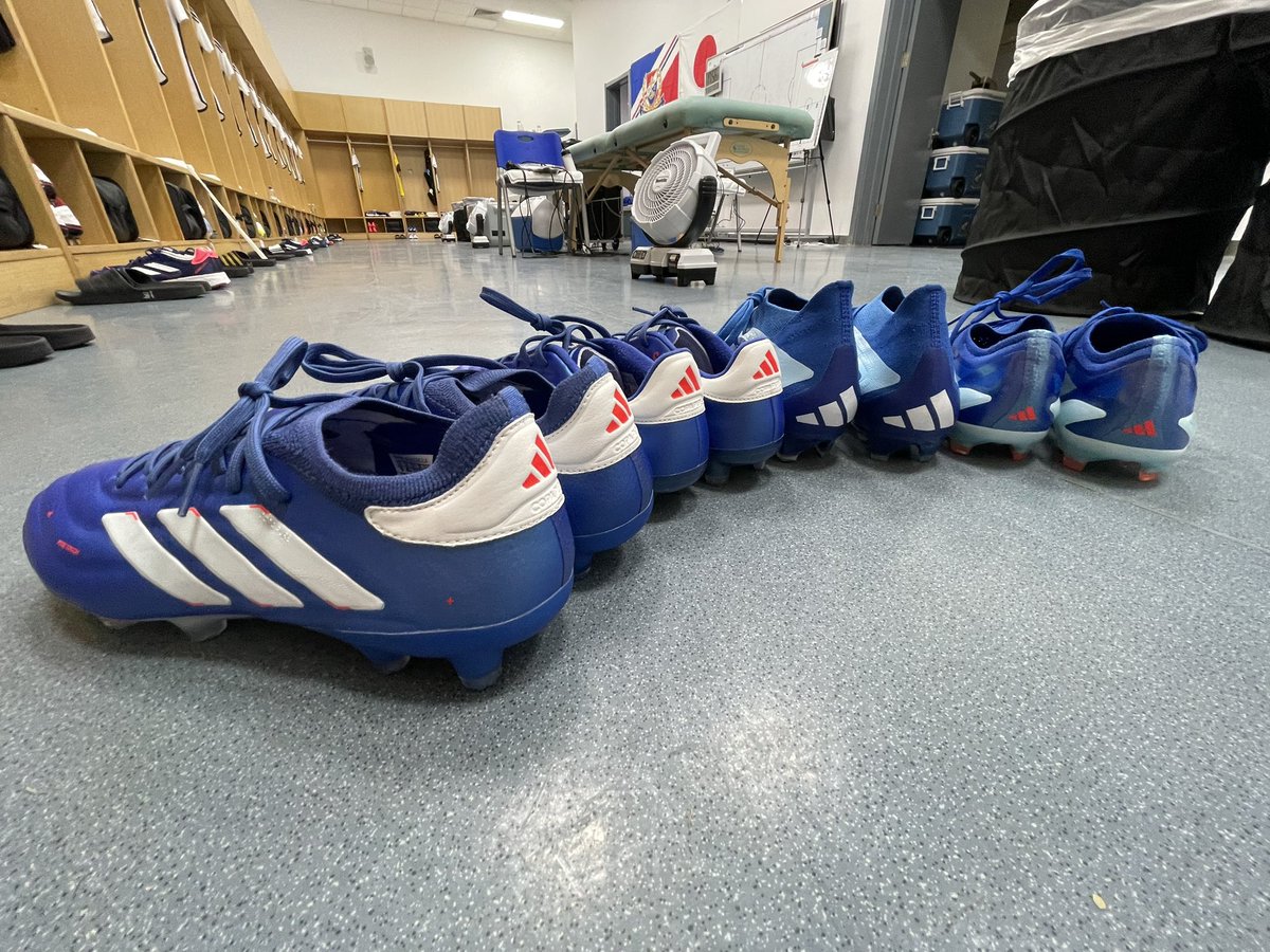 prompt_fmarinos's tweet photo. 今日から足元がNew Color✨

ホペイロ緒方は、この色を勝手に
「マリノスブルー」と呼んでいます！

#fmarinos #ACL @adidasJP #PR https://t.co/1Jv1hQ893m
