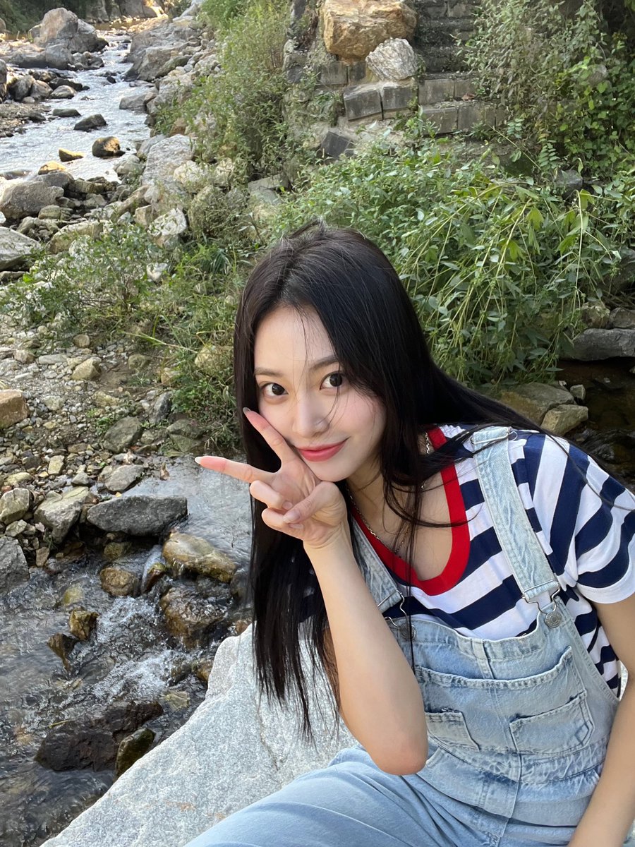 by_Weeekly's tweet photo. [#조아] 
데일리~ 일교차가 심하니까 항상 겉옷 챙겨 다니기~!! 건강이 젤 중요해!!💕
feat. 나만애(愛❤️) 포토실장님 뫄뫄ㅎ

#Weeekly #위클리
#Zoa https://t.co/lvUyrscxCo