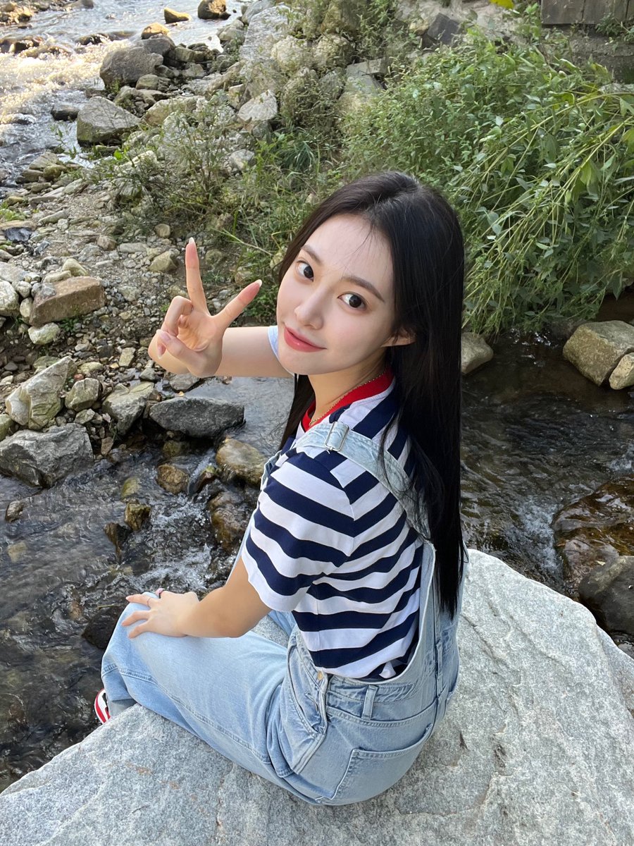 by_Weeekly's tweet photo. [#조아] 
데일리~ 일교차가 심하니까 항상 겉옷 챙겨 다니기~!! 건강이 젤 중요해!!💕
feat. 나만애(愛❤️) 포토실장님 뫄뫄ㅎ

#Weeekly #위클리
#Zoa https://t.co/lvUyrscxCo