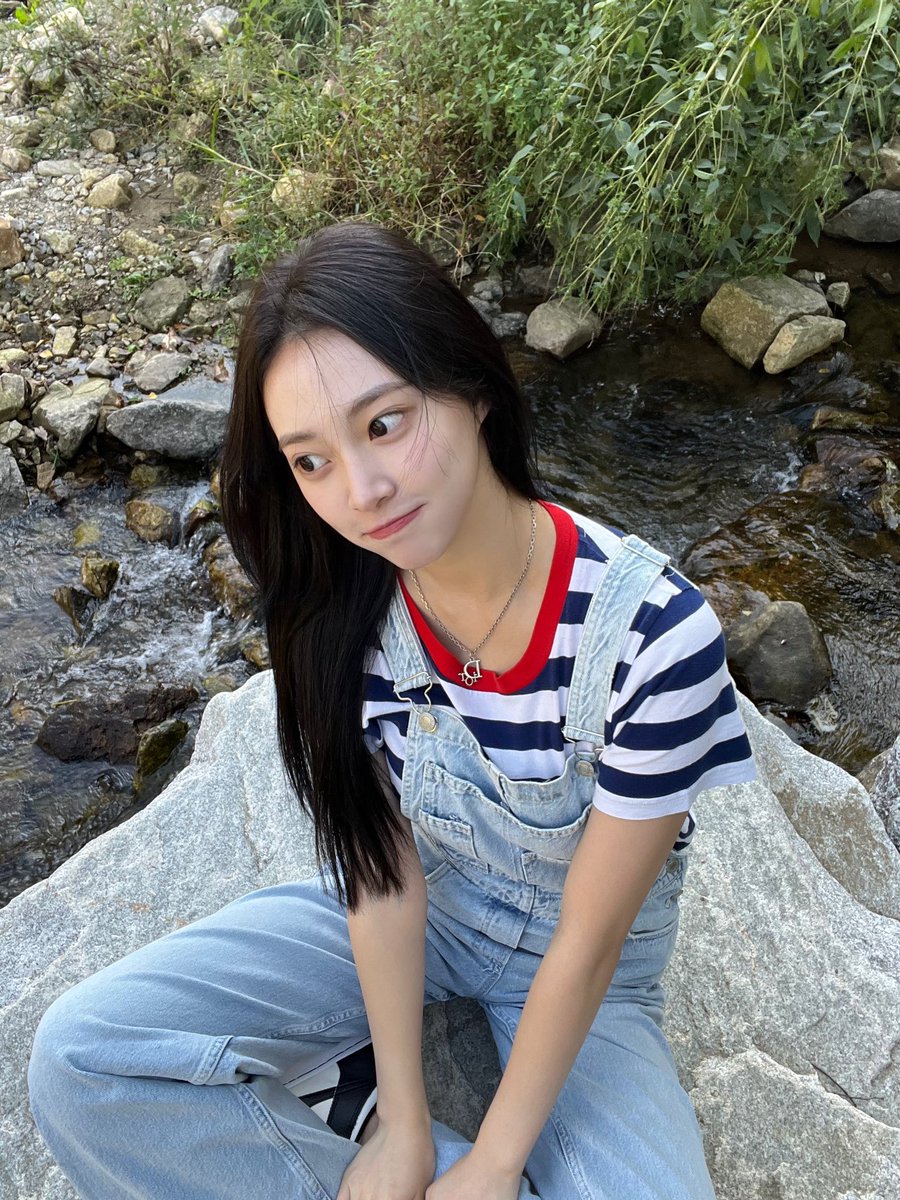 by_Weeekly's tweet photo. [#조아] 
데일리~ 일교차가 심하니까 항상 겉옷 챙겨 다니기~!! 건강이 젤 중요해!!💕
feat. 나만애(愛❤️) 포토실장님 뫄뫄ㅎ

#Weeekly #위클리
#Zoa https://t.co/lvUyrscxCo