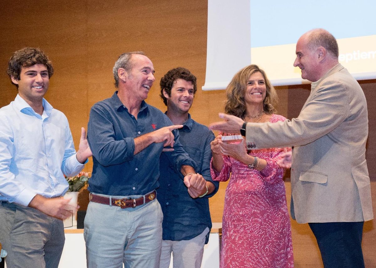 Estamos más que orgullos del Premio @hirukide entregado a Jaime “por ser ejemplo para todos, por su coraje y valentía”. 👏🏼

¡Muchísimas gracias #XCongresoHirukide por este reconocimiento! 🙌🏼

#dalecandELA 
#FamiliasNumerosas 
#juntoscontralaELA
#ELA #ALS