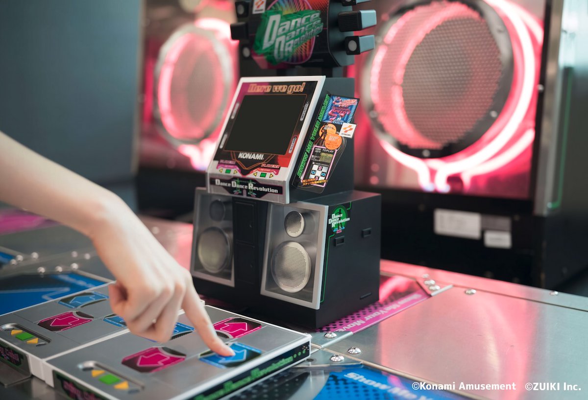 AUTOMATONJapan's tweet photo. 【ニュース】ミニゲーム機「DanceDanceRevolution Classic Mini」発表。アーケード筐体が1/5サイズで再現され手でプレイ可、『DDR』専用コントローラーにも対応
https://t.co/0sdpxVB5Kd https://t.co/UsdpPO04HX