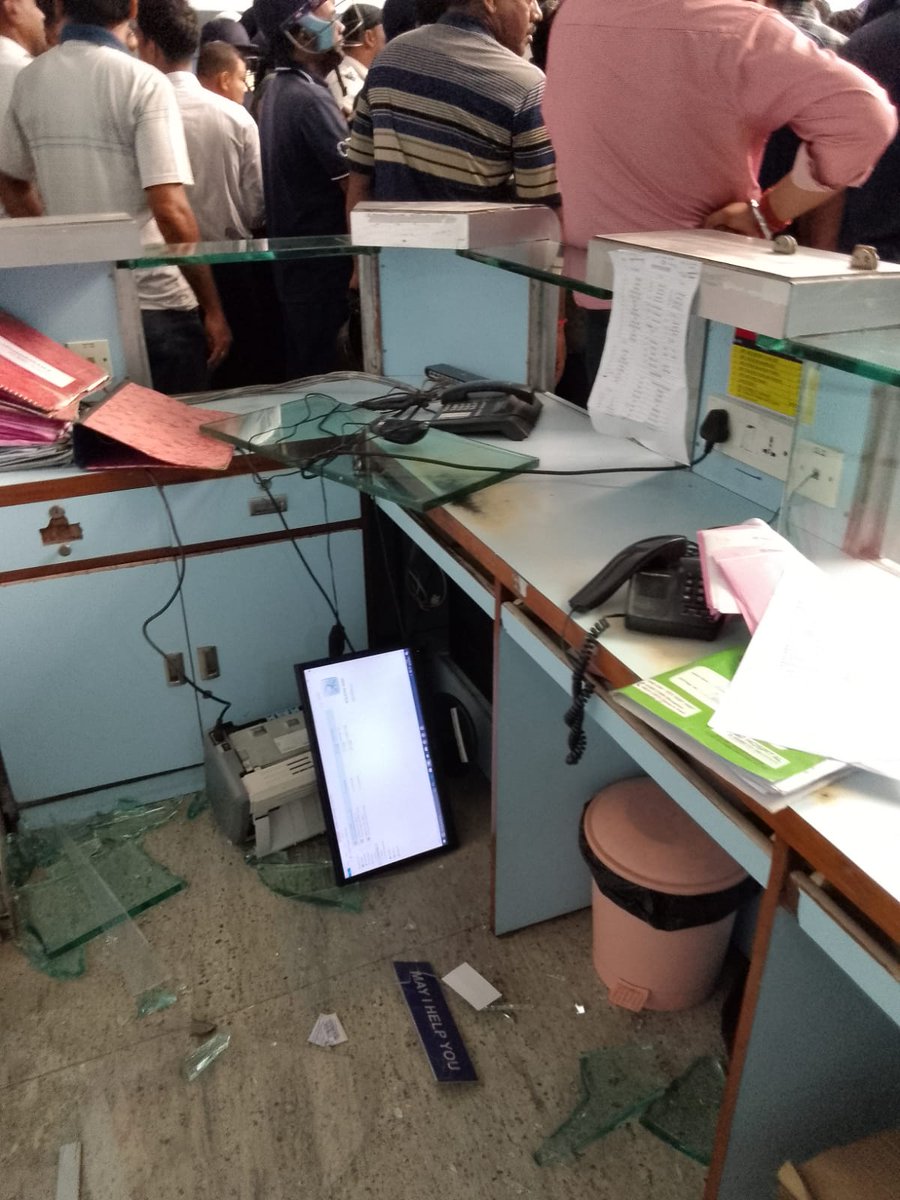 Wbdf_official's tweet photo. Ruckus at GD Hospital Kolkata,after death of a severe critically ill patient,Doctors n hospital staff lives were threatened, property heavily vandalised,please arrest d perpetrators ASAP by Medicare Act 
#TeamWBDF
@CMOfficeWB @MamataOfficial @wbdhfw @CPKolkata @KolkataPolice https://t.co/uRNuXzxlc9