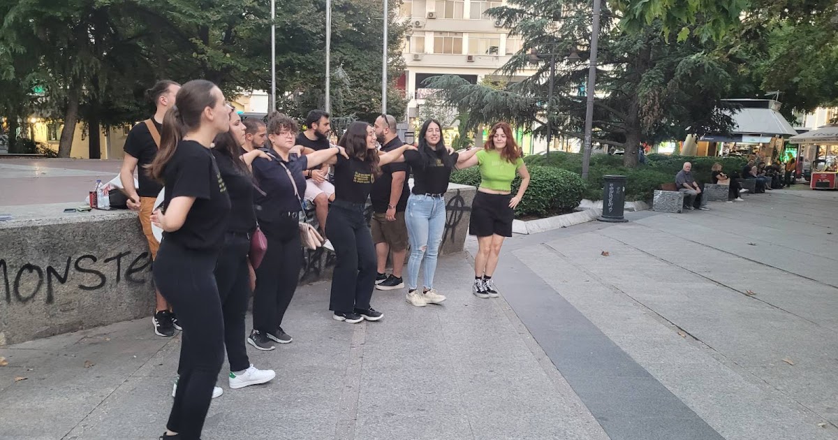ePontos's tweet photo. Έστησαν γλέντι στην Κεντρική πλατεία οι Πόντιοι φοιτητές στη Λάρισα https://t.co/SOpO38cf7S https://t.co/24lEfUWOMM